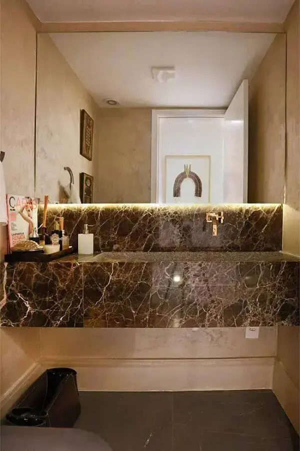 Decoração com bancada de mármore marrom para banheiro