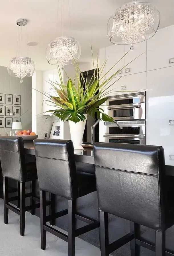 decoração com banquetas pretas e lustre para cozinha de teto Foto Pinterest