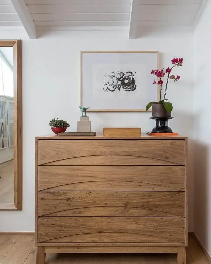 decoração com cômoda de madeira para quarto simples Foto Mariana Linhares Interiores