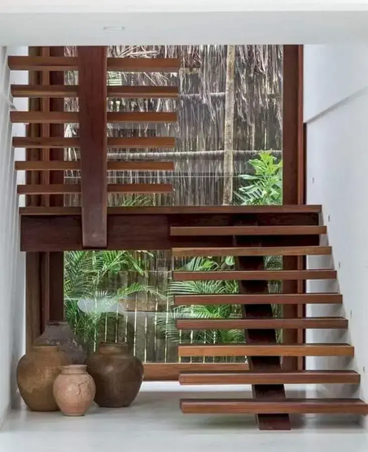 decoração com escada de madeira interna em U Foto Conexão Decor