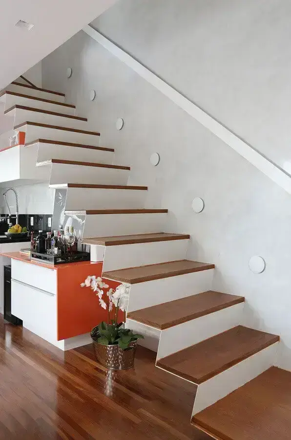 decoração com escadas internas branca com degraus de madeira Foto Renata Popolo
