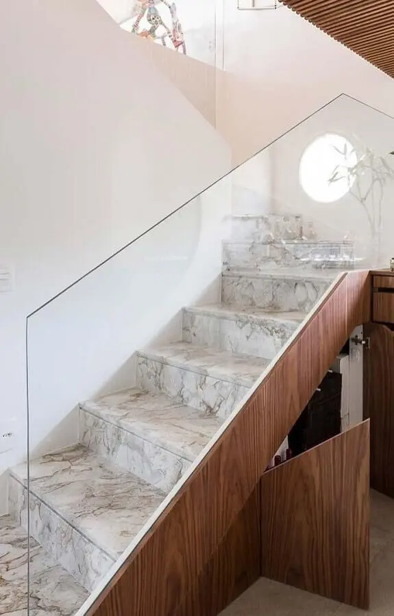decoração com escadas internas em U de mármore Foto Pinterest
