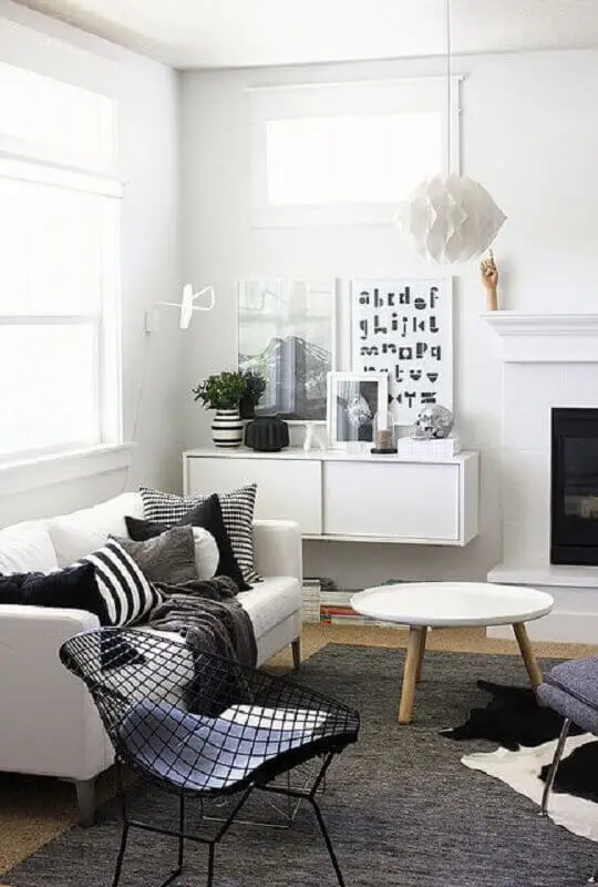decoração com luminária de teto para sala de estar minimalista branca e preta Foto Pinterest
