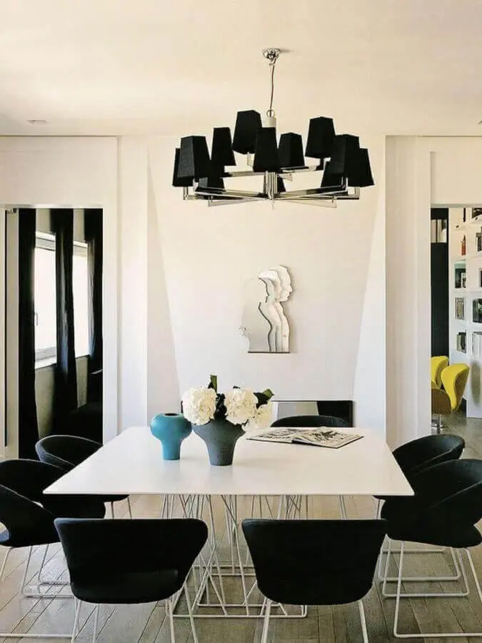 decoração com lustre para sala de jantar preta e branca Foto Pinterest