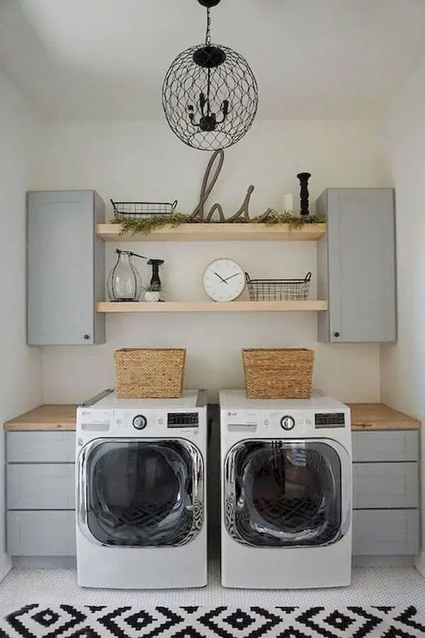decoração com prateleira de madeira e armário suspenso para lavanderia Foto Home BNC