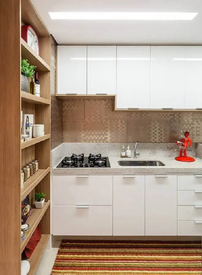decoração com prateleiras de madeira e armário de cozinha branco Foto Amis Arquitetura e Decoração