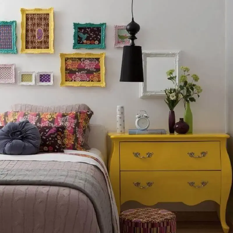 decoração com quadros e cômodas coloridas para quarto simples Foto Jeito de Casa