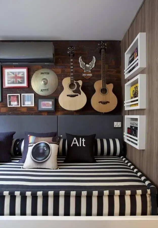 decoração com violão e quadros para quarto de homem Foto Juliana Pippi