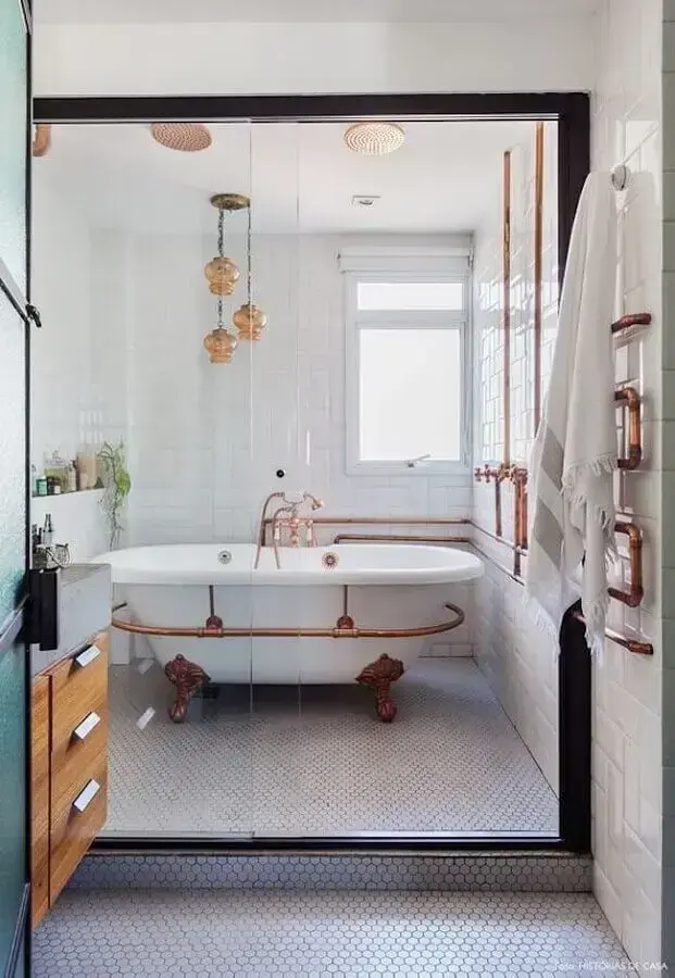 decoração de banheiro com banheira de imersão vitoriana com detalhes cobre Foto Arquiteta Evelyn Luci