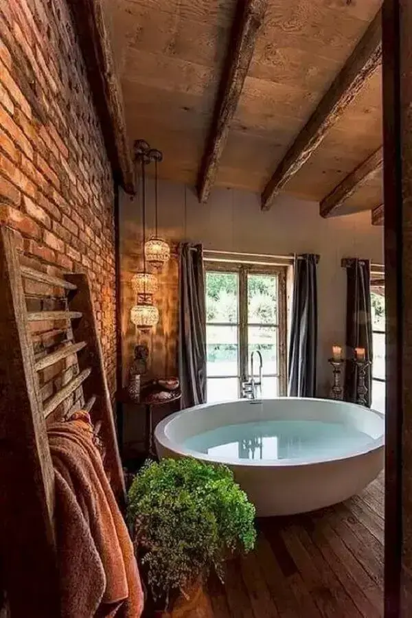 decoração de banheiro rústico com banheira de imersão redonda Foto UltraLinx