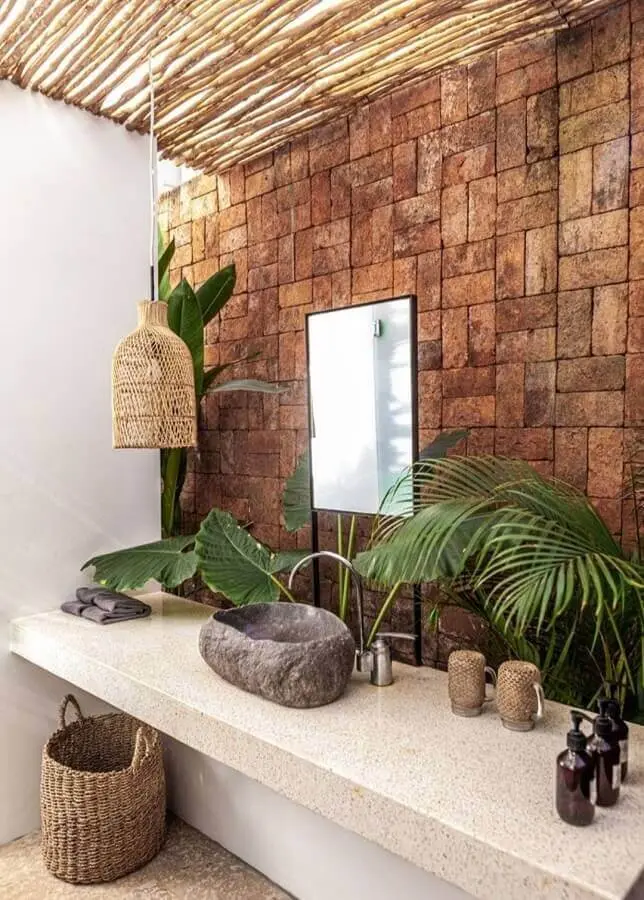 decoração de banheiro rústico com luminária pendente e fibras naturais Foto Casa de Irene