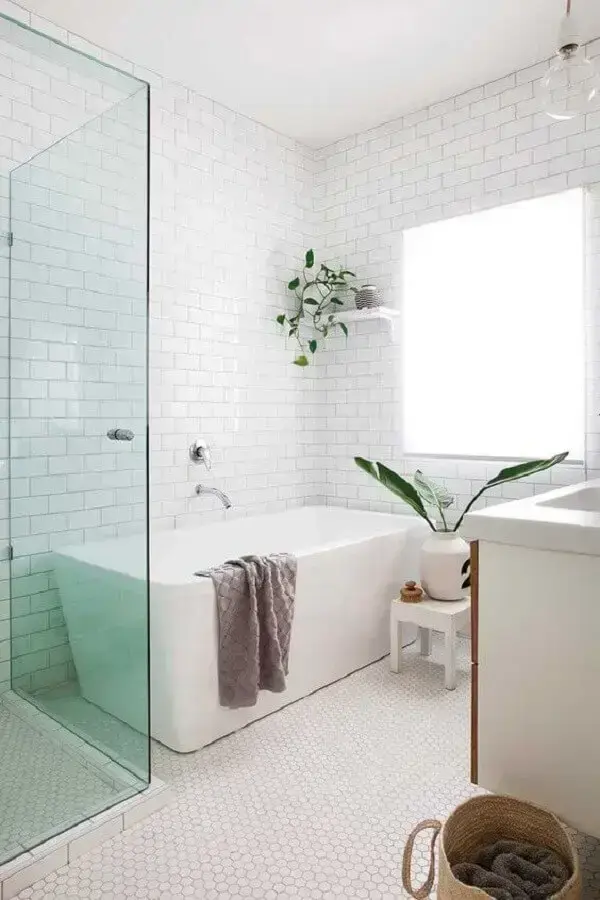decoração de banheiro todo branco com banheira de imersão Foto Pinterest