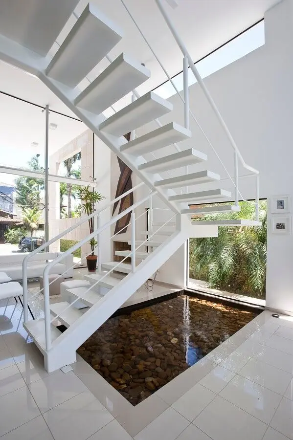 decoração de casa branca com escadas internas em U Foto FCStudio