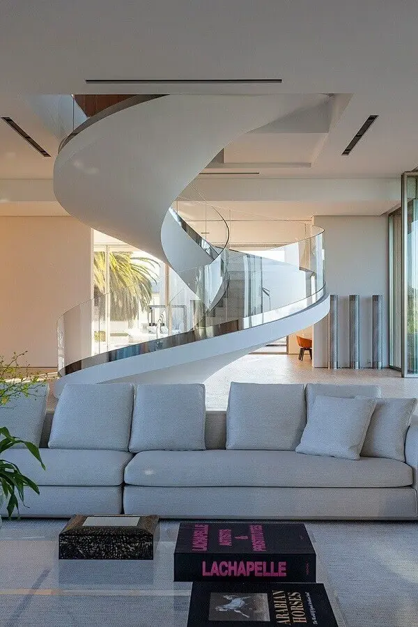 decoração de casa sofisticada com escada caracol interna grande Foto Roberto Migotto