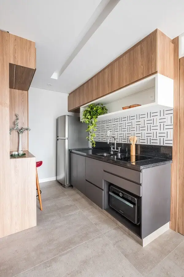 decoração de cozinha pequena com armário suspenso de madeira com nicho branco Foto Archtrends