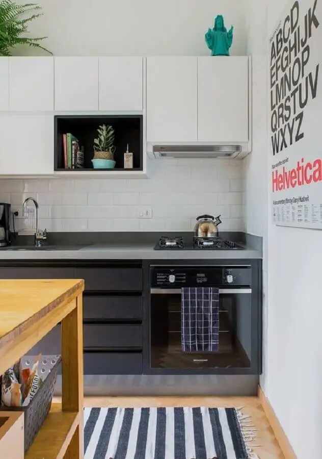 decoração de cozinha planejada com armário suspenso branco e tapete listrado Foto Histórias de Casa