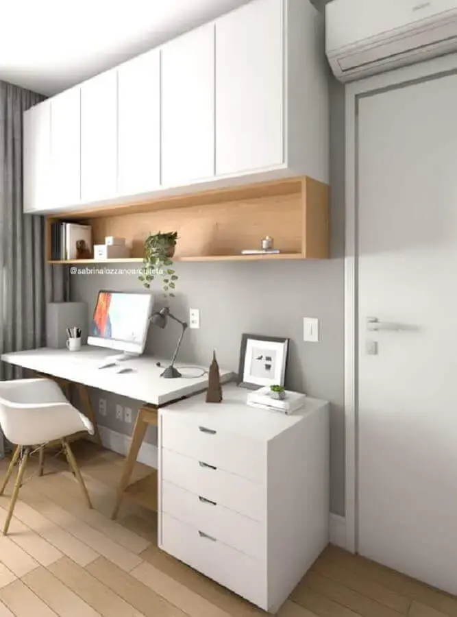 decoração de home office cinza e branco com armário suspenso Foto Sabrina Lozzano Arquiteta