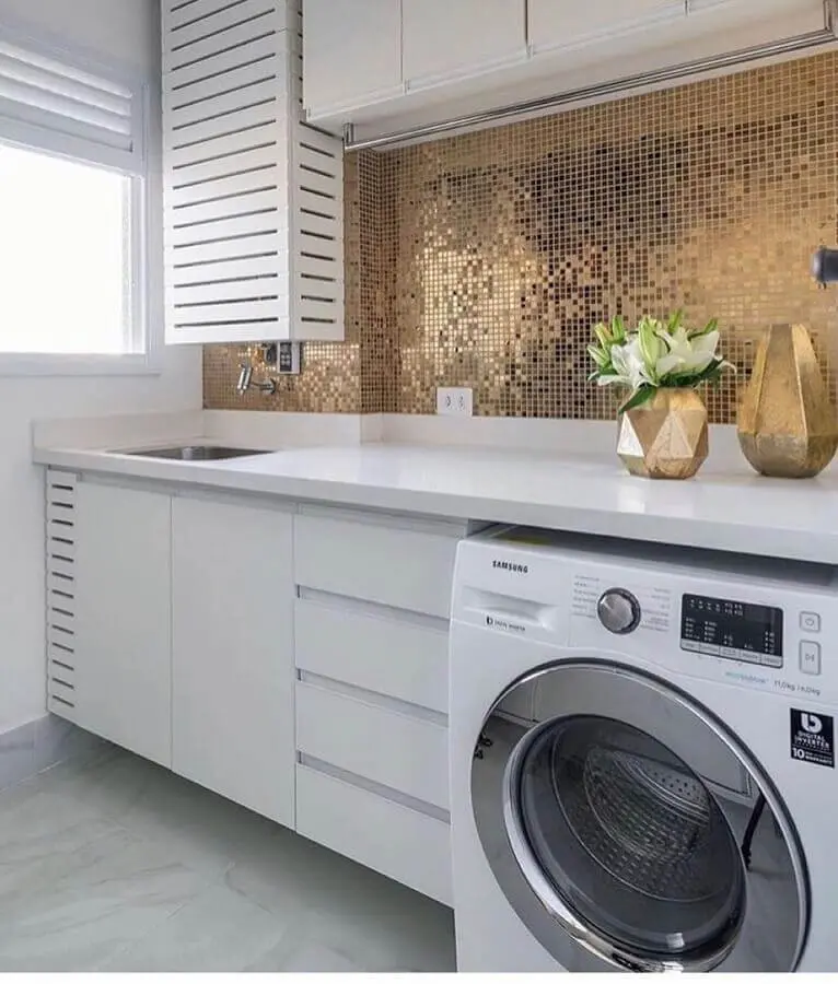 decoração de lavanderia com revestimento metalizado e armário branco planejado Foto Jeito de Casa