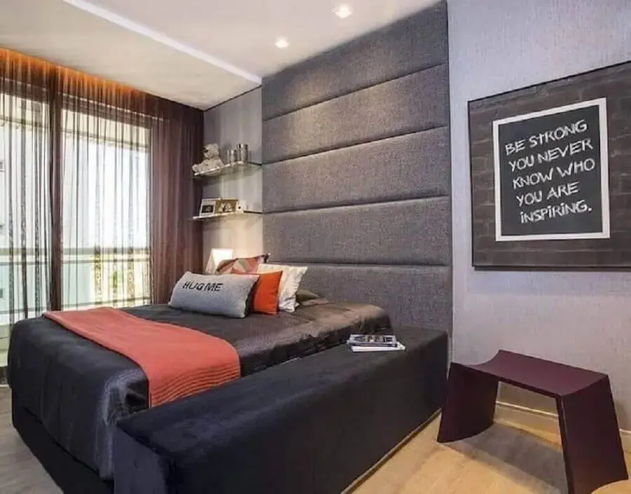 decoração de quarto de homem cinza com cabeceira estofada até o teto Foto Pinterest