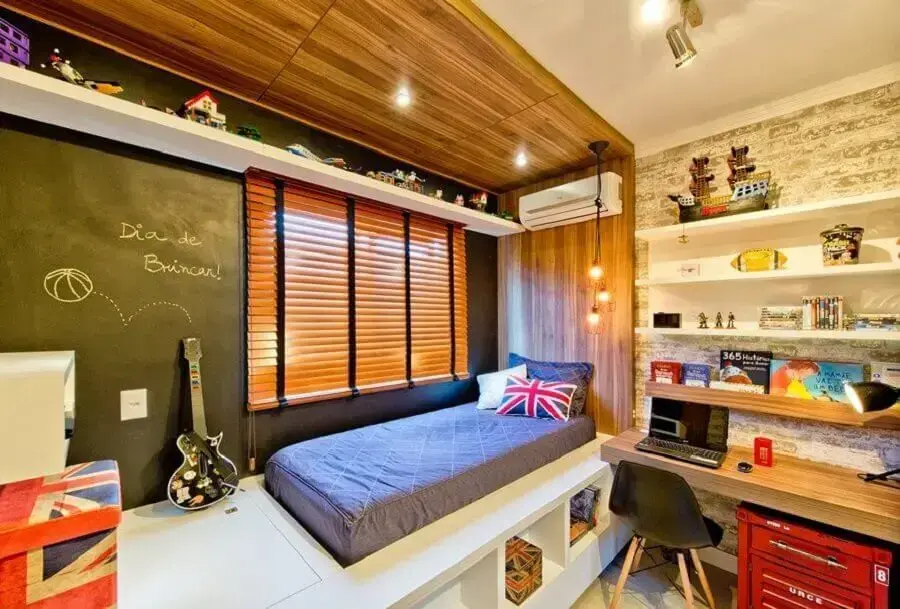 decoração de quarto de homem moderno com bancada de madeira e parede com tinta lousa Foto Casa de Valentina
