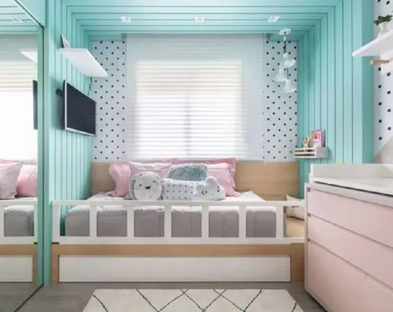 decoração de quarto de menina com revestimento verde piscina Foto Criar Interiores
