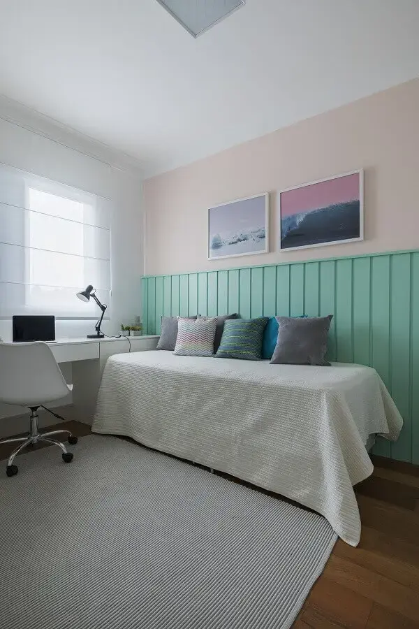 decoração de quarto de solteiro com lateral da cama decorado na cor verde piscina Foto SP Studio