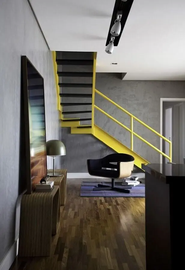 decoração de sala cinza com escada de ferro interna pintada de amarela Foto Lolafa