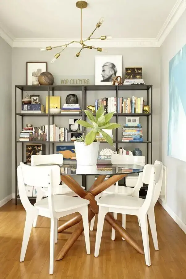 decoração de sala com mesa redonda de vidro e cadeira de jantar branca Foto Archidea