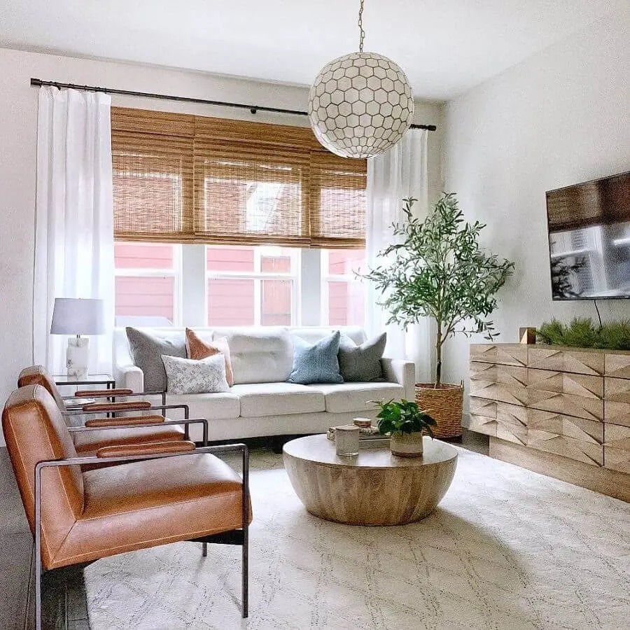 decoração de sala de apartamento com poltrona de couro e almofadas para sofá Foto Serena & Lily