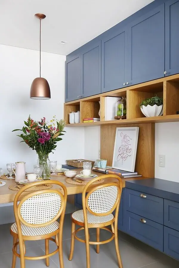 decoração de sala de jantar com armário suspenso azul com nichos de madeira Foto Casa de Valentina