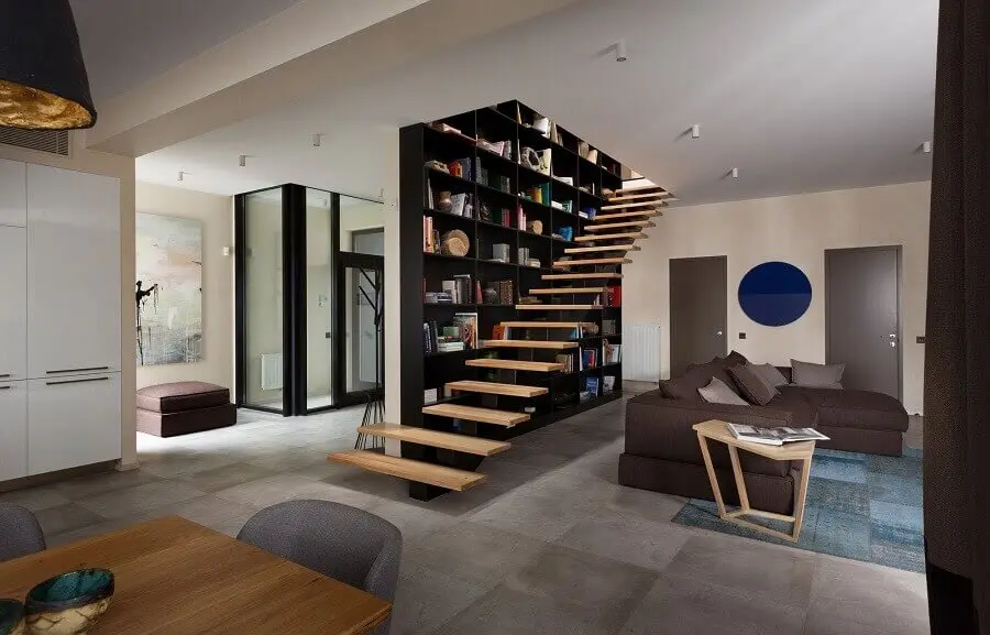 decoração de sala moderna com estante preta e escadas internas vazadas Foto All Architecture Designs