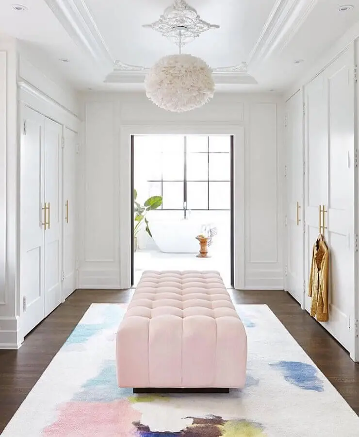 decoração delicada com recamier rosa claro para armário closet branco Foto House and Home