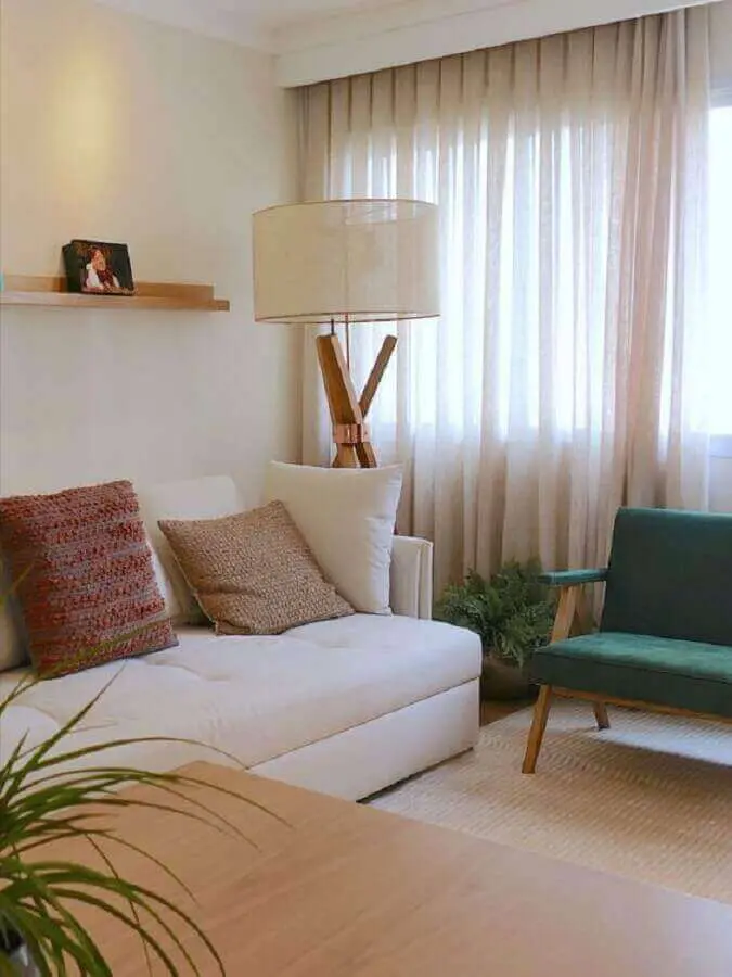 decoração em cores claras com luminárias de piso para sala de estar Foto Comparato Arquitetura