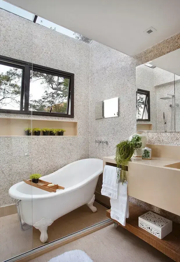 decoração em cores neutras para banheiro com banheira de imersão vitoriana Foto Casa de Valentina