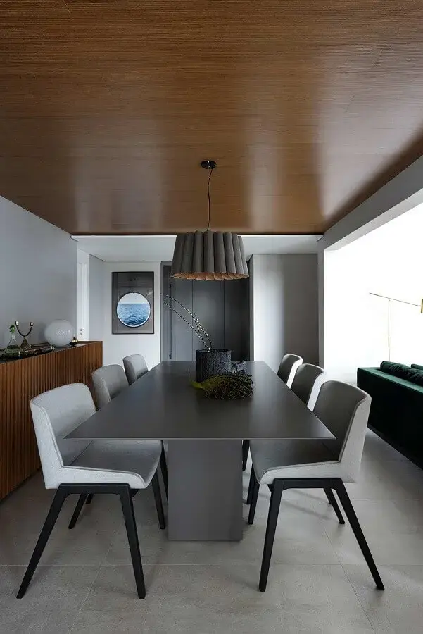 decoração em tons de cinza com cadeira de jantar moderna e buffet de madeira Foto Casa de Valentina