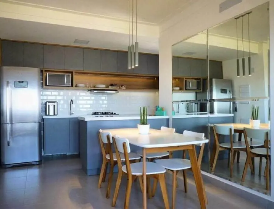 decoração em tons de cinza e parede espelhada para cozinha americana com sala de jantar Foto F02 Arquitetura