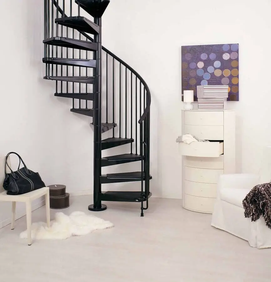 decoração minimalista com escada caracol interna de ferro Foto Jeito de Casa
