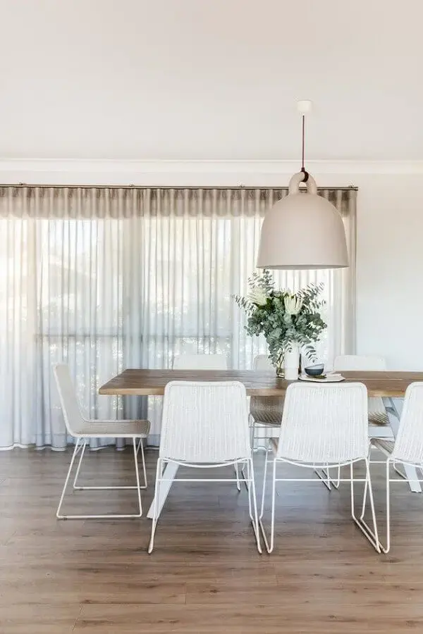 decoração minimalista com mesa de madeira e cadeira de jantar branca Foto Hunker