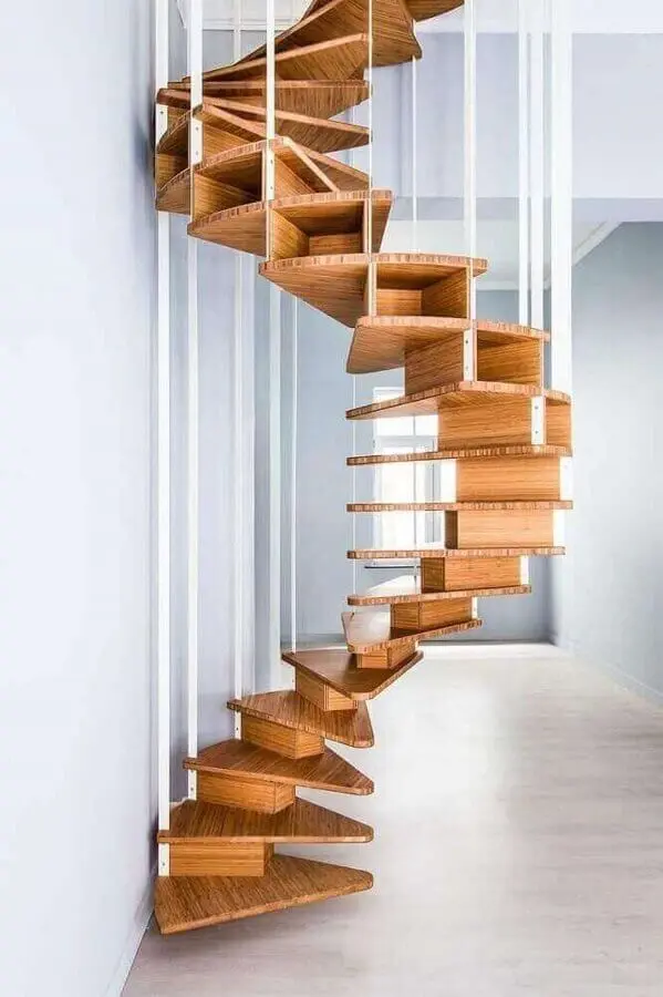 decoração moderna com escada caracol interna de madeira Foto Pinterest