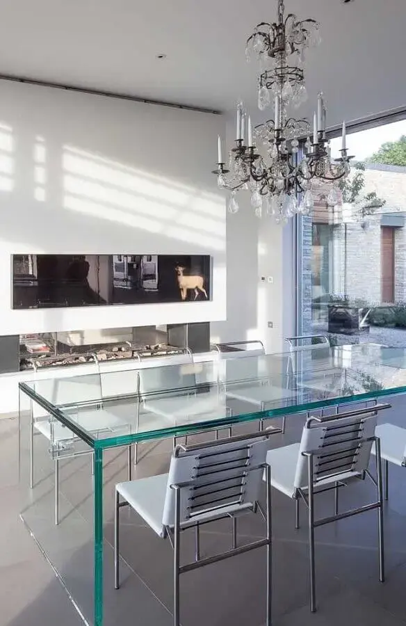 decoração moderna com mesa de vidro e lustre de teto para sala de jantar Foto Pinterest