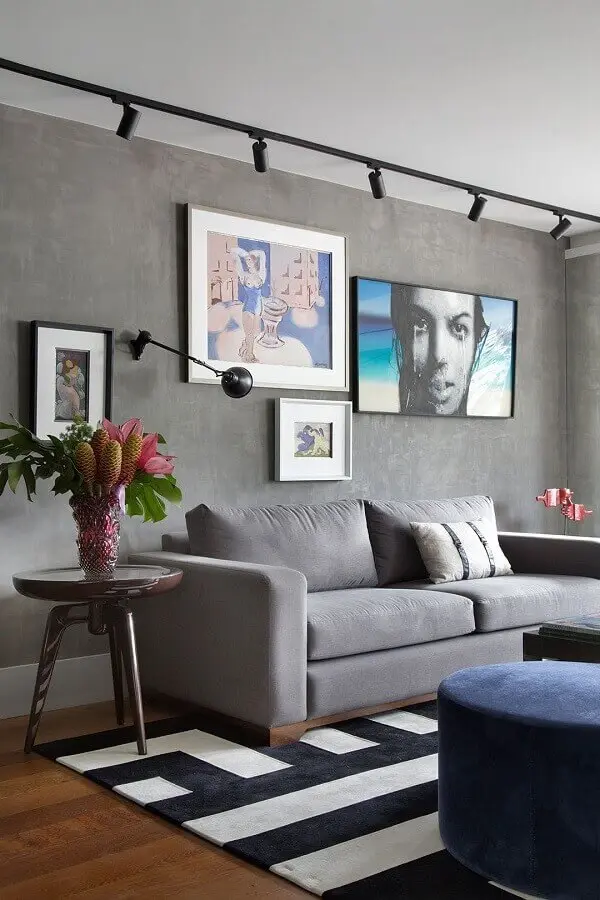 decoração moderna com parede de cimento queimado e luminária para sala de estar Foto Histórias de Casa