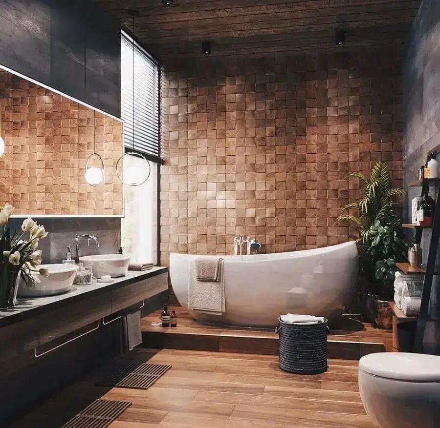 decoração moderna para banheiro com banheira de imersão e revestimento amadeirado Foto UltraLinx