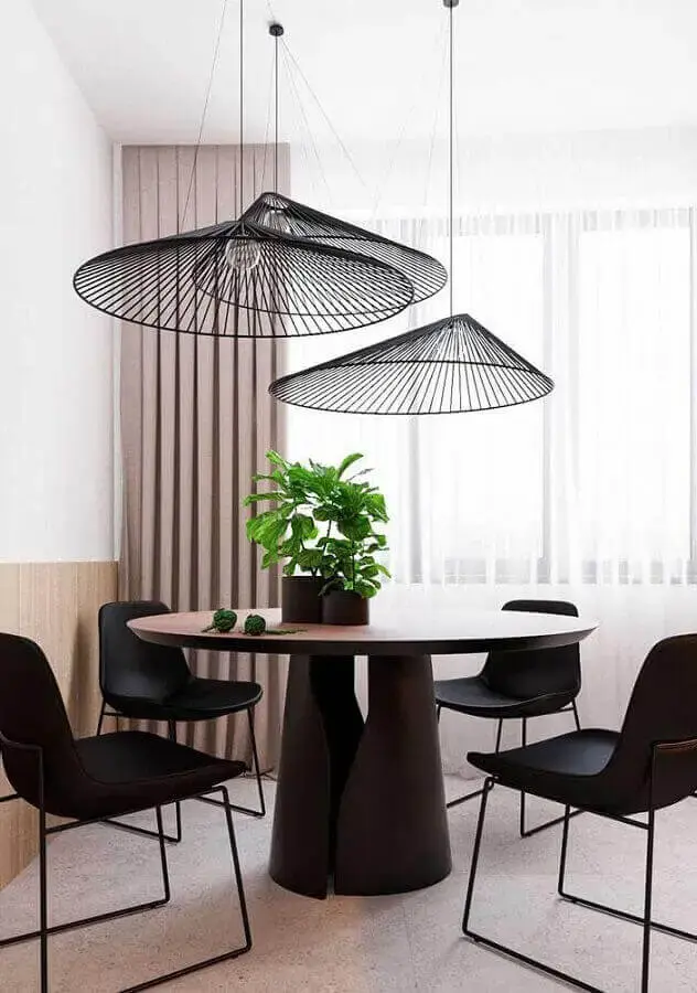decoração moderna para sala de jantar com mesa redonda e cadeira de jantar preta Foto Andreas Móveis