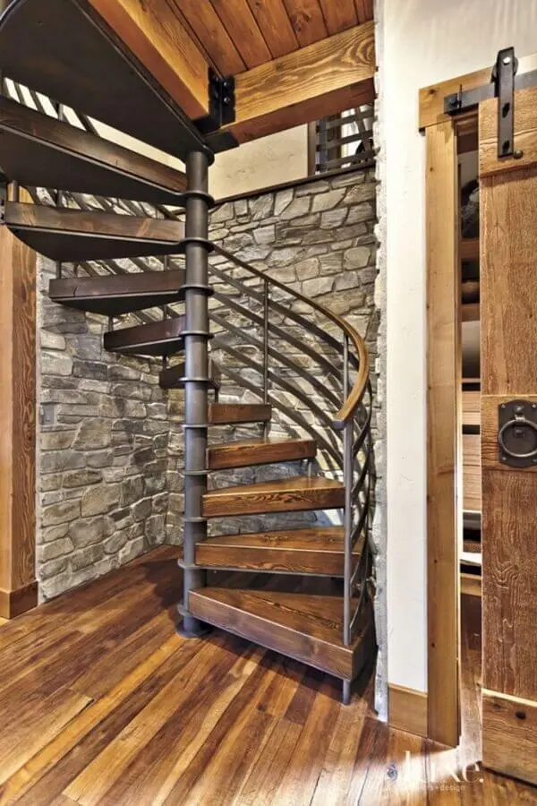 decoração rústica com escada caracol interna de madeira e ferro Foto Pinterest