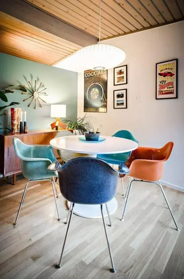 decoração simples com cadeira de jantar colorida Foto Archidea