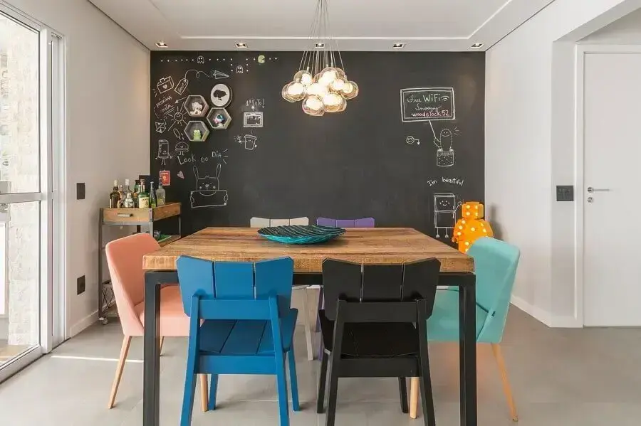 decoração simples com cadeiras para mesa de jantar coloridas Foto Idealizzare Arquitetos