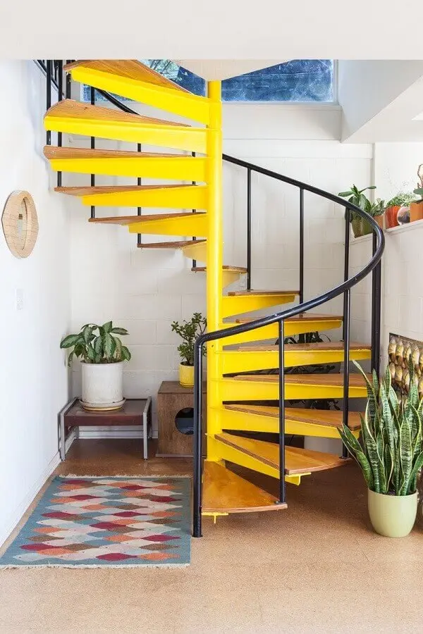 decoração simples com escada caracol interna amarela Foto Pinterest
