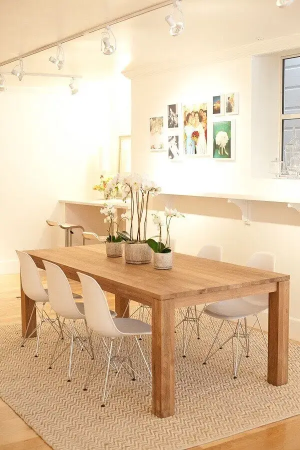 decoração simples com mesa de madeira e cadeira de jantar branca Foto Pinterest