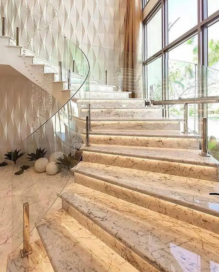 decoração sofisticada com escada interna de mármore Foto Pinterest