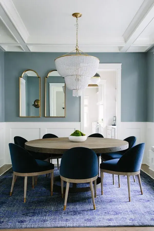 decoração sofisticada com lustre redondo e cadeira de jantar estofada azul Foto Bar Stools Furniture
